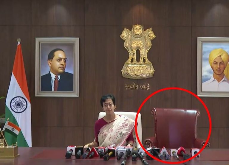 आतिशी ने CM का पदभार संभाला, लेकिन उस कुर्सी पर नहीं बैठीं, जिस पर बैठते थे केजरीवाल