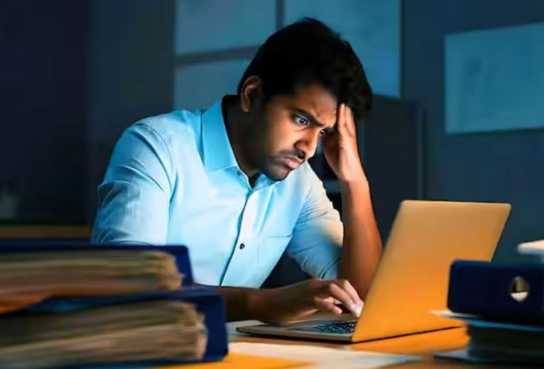 भारत में स्टाफ से कराया जा रहा कमरतोड़ काम, ओवर वर्क करवाने में दुनिया में दूसरे नंबर पर हम