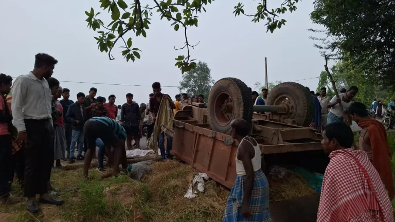 ट्रैक्टर के पलटने से 3 लोगों की मौत, 8 लोग घायल