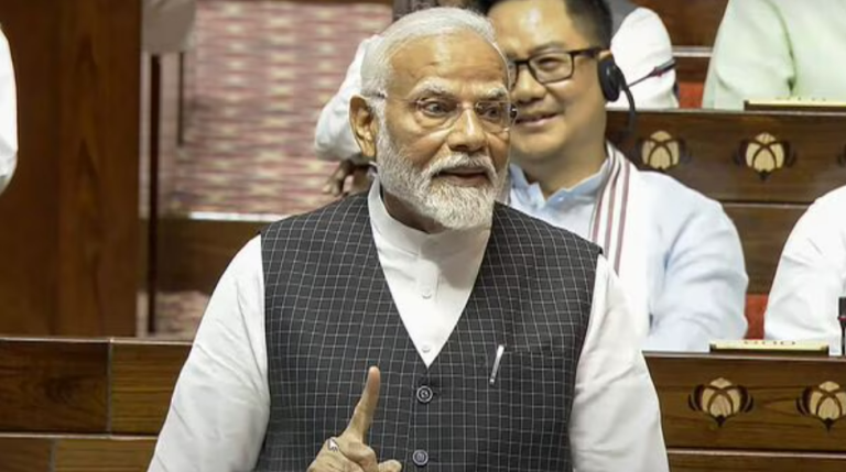 महिला शिक्षक छात्रों को पीएम मोदी के खिलाफ पढ़ा रही थी, मामले में नोटिस