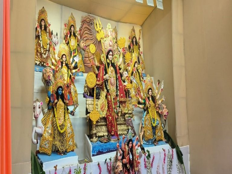 आजमगढ़ की अनोखी मूर्ति, भक्तों को पलकें झपका कर आशीर्वाद देती हैं महारानी