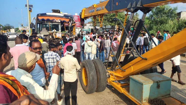 ट्रक से टकराई पुलिसकर्मियों से भरी बस, 15 जवान घायल, चार की हालत गंभीर