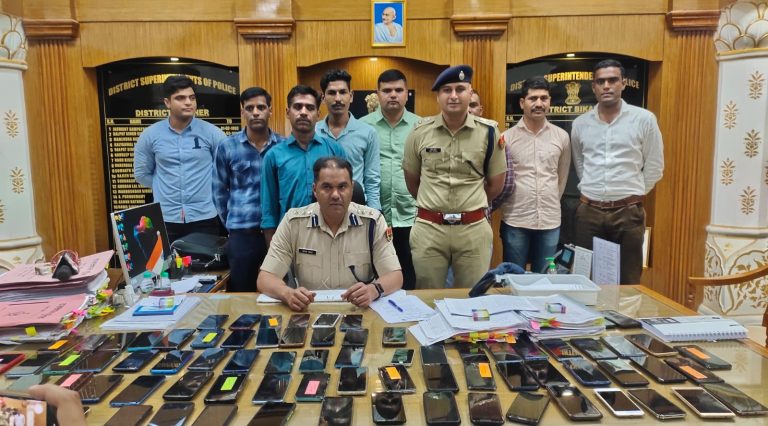 पुलिस ने लाखों की कीमत के 81 फोन किए बरामद