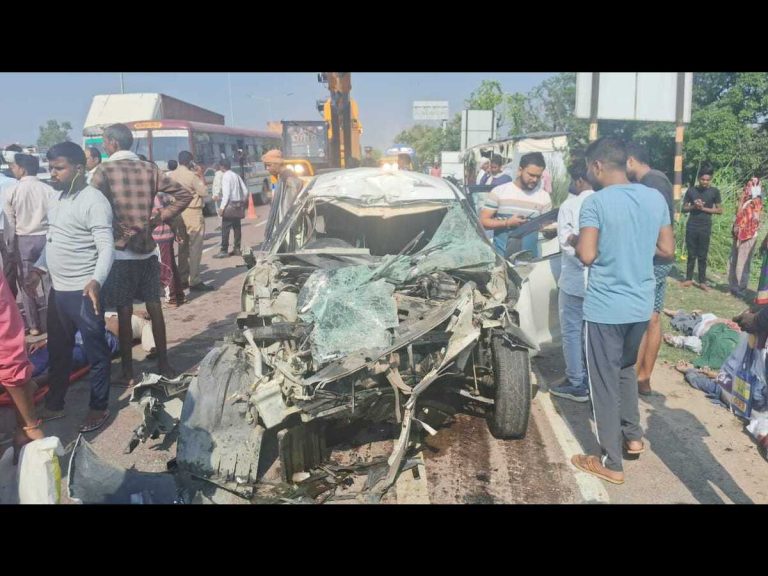 फतेहपुर में हाईवे किनारे खड़े ट्रक में घुसी कार, दो की मौत , एक नाजुक