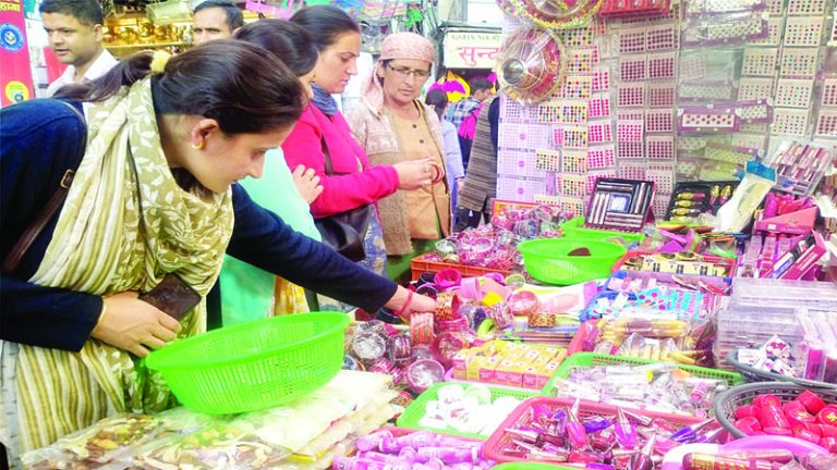 शिमला के बाजारों में करवाचौथ की धूम, महिलाएं कर रही खरीददारी