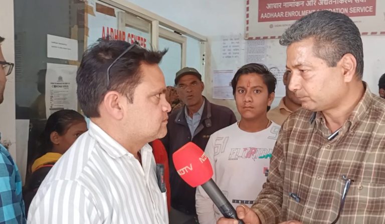 शिवपुरी- आधार कार्ड बनाने में लापरवाही बरतने पर 7 पर्यवेक्षकों को मिला नोटिस