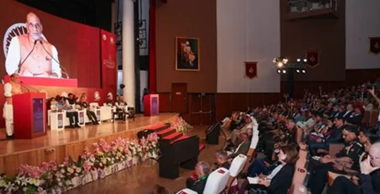 भारत और चीन एलएसी पर कुछ क्षेत्रों में मतभेदों को हल करने के लिए कर रहे हैं बातचीत: राजनाथ सिंह