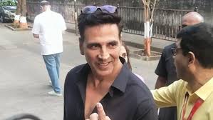 वोट डालने पहुंचे अक्षय कुमार से बुजुर्ग करने लगा शिकायत