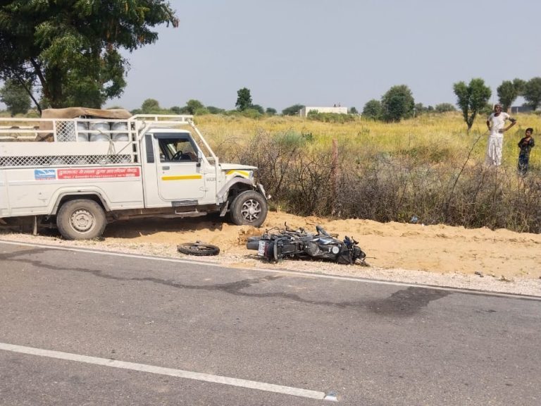 पिकअप और बाइक की टक्कर में युवक की मौत, एक घायल