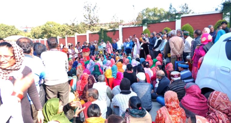 राधास्वामी अस्पताल बंद करने के फैसले पर भोटा में ग्रामीणों का प्रदर्शन, सरकार से जल्द निर्णय की मांग