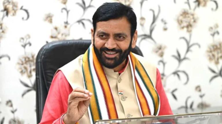 CM सैनी ने गुरुग्राम नगर निगम के क्लर्क को रिश्वत लेने के मामले में सस्पेंड किया