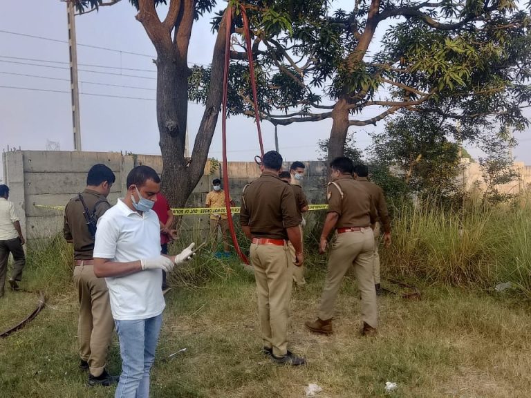ग्रामीण का शव पेड़ से लटका मिला, पुलिस और फोरेंसिक टीम ने की जांच