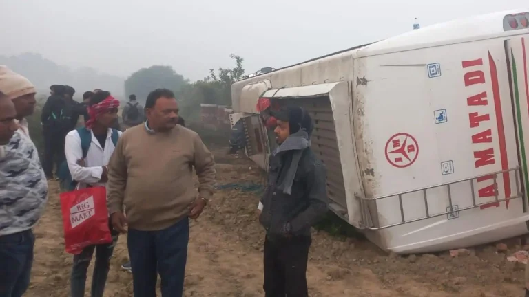 गाजीपुर हाईवे पर हुआ हादसा, मौके पर मची चीख-पुकार, पुलिस ने घायलों को निकाला