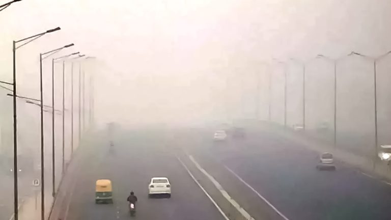 दिल्ली की हवा में गिरावट, कई इलाकों में AQI 300 के पार