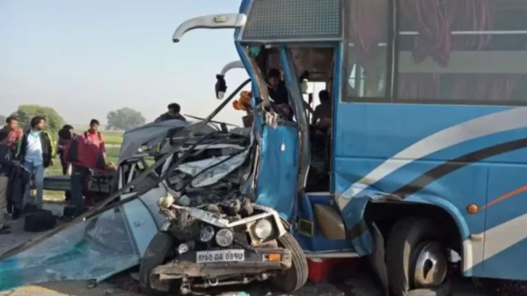 लखनऊ-आगरा एक्सप्रेसवे पर बस हादसा: डबल डेकर बस पलटी, 6 की मौत, यात्रियों ने बताया हादसे की वजह