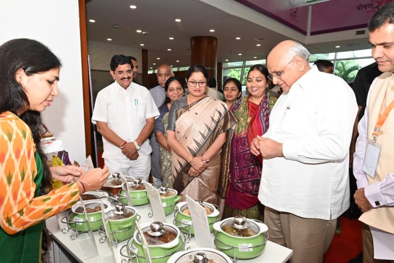प्रधानमंत्री सुरक्षित मातृत्व अभियान के तहत गर्भवती महिलाओं  को दी   स्वस्थ  रहने और पौष्टिक आहार खाने की जानकारी