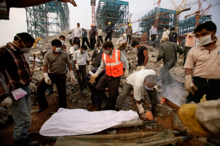 लोहा फैक्ट्री की चिमनी गिरने से आधा दर्जन से अधिक मजदूर दबे