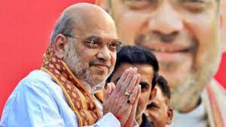 केंद्रीय मंत्री अमित शाह ने शिरडी में साईं बाबा से लिया आशीर्वाद