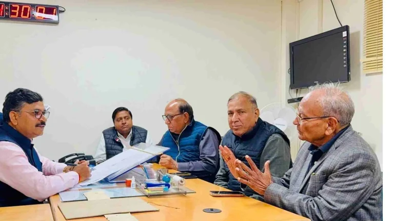 16वीं राज्य विधानसभा का तीसरा सत्र शुक्रवार को राज्यपाल हरिभाऊ बागडे के अभिभाषण के साथ शुरू हुआ।