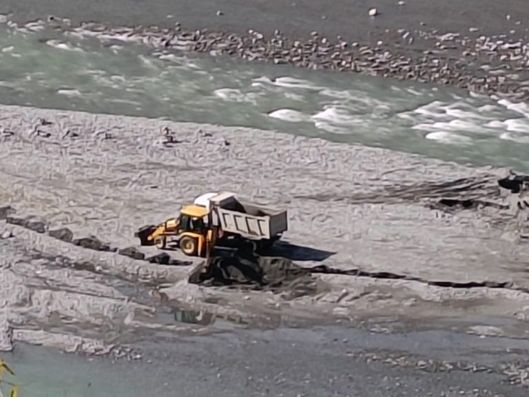 चंबा जिले में अवैध खनन से पर्यावरण और नदी किनारों को खतरा