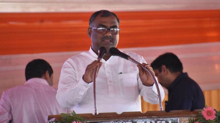 खेल मंत्री गिरीश चंद्र यादव ने वाराणसी में आयोजित दिव्यांग क्रिकेट प्रतियोगिता में कीशिरकत