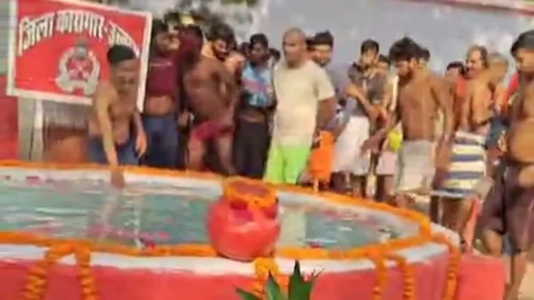 उन्नाव जेल में महाकुंभ से लाए गए गंगा जल से कैदियों को कराया गया स्नान
