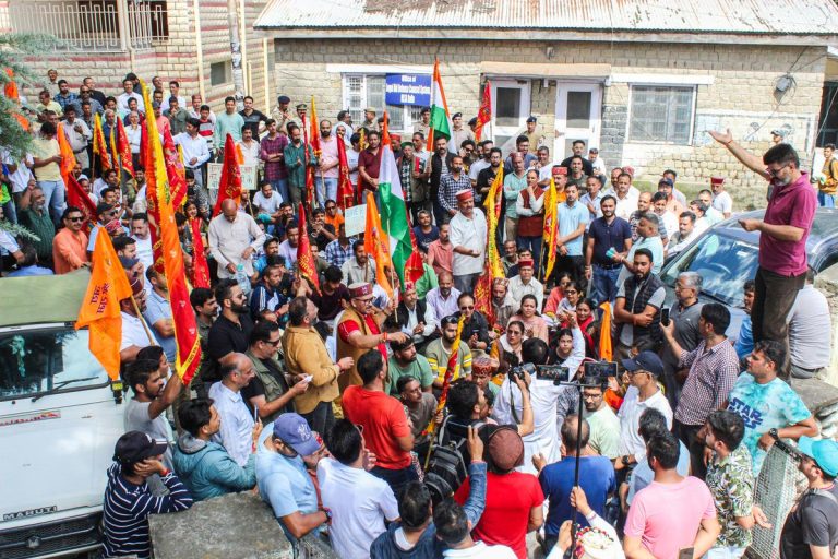 कुल्लू में बाहरी युवकों का हुड़दंग: स्थानीय लोगों में असंतोष