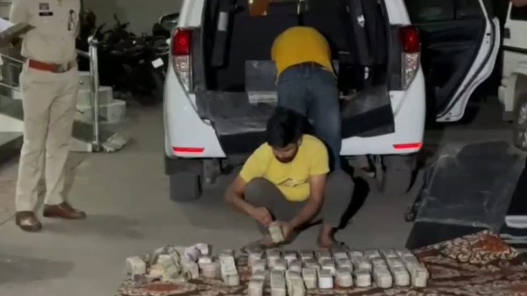 रायपुर में चेकिंग के दौरान कार से लगभग 2 करोड़ रुपए बरामद