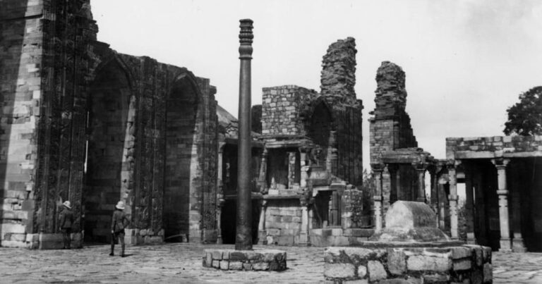 शरारती तत्वों द्वारा तोड़े गए प्राचीन गूगल स्तम्भ का आज किया गया पूनर्निर्माण