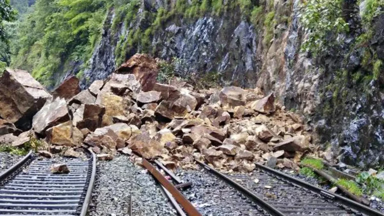 त्रिपुरा में बारिश व भूस्खलन से बाधित रेल मार्ग फिर से शुरू, यात्रियों ने ली राहत की सांस