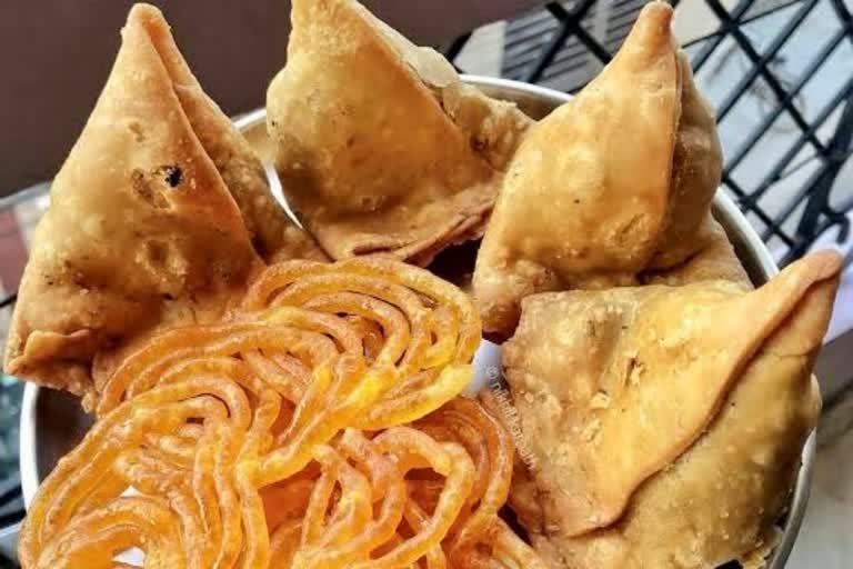 समोसा-जलेबी पर चेतावनी लेबल की खबर भ्रामक: स्वास्थ्य मंत्रालय