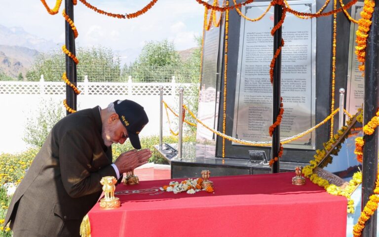 कारगिल विजय दिवस पर राष्ट्रपति मुर्मु, प्रधानमंत्री मोदी और रक्षामंत्री ने वीर जवानों को दी श्रद्धांजलि