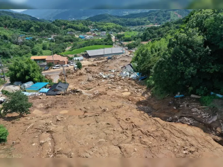 जम्मू-कश्मीर के राजौरी में भारी बारिश से बाढ़ जैसे हालात, सभी स्कूल बंद