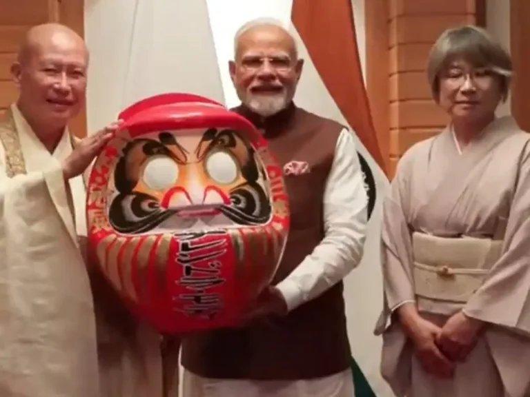 पीएम मोदी को जापान के दारुमा-जी मंदिर के मुख्य पुजारी ने भेंट की ‘दारुमा’ गुड़िया