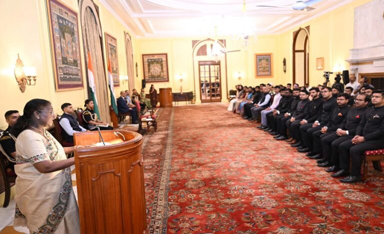 विदेश सेवा के प्रशिक्षु अधिकारियों से मिलीं राष्ट्रपति मुर्मु, कहा- भारत की आत्मा का राजदूत बनकर करें कार्य