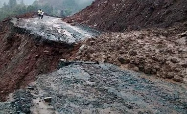 उत्तराखंड : मसूरी के झड़ीपानी क्षेत्र में भूस्खलन से लोग दहशत में हैं