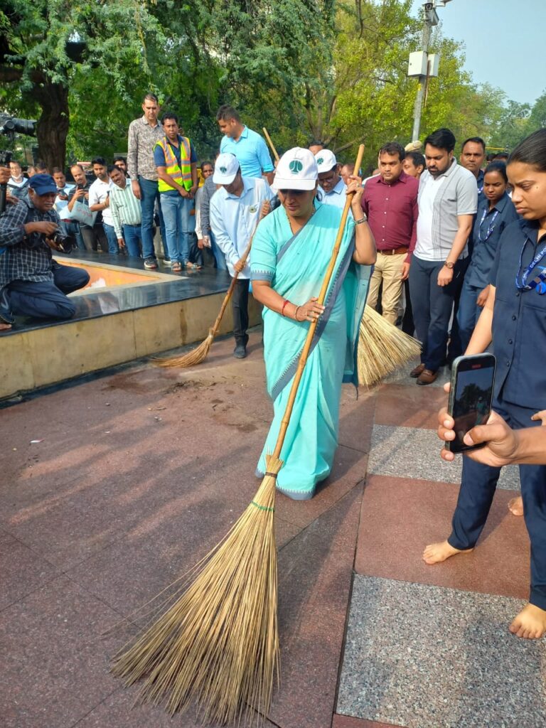 स्वच्छता को अपनी आदत में शामिल करें, दिल्ली को स्वच्छ और सुंदर बनाएं : रेखा गुप्ता