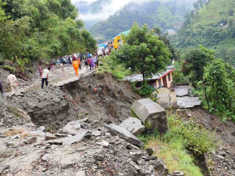 शिक्षा विभाग कुल्लू ने आपदा प्रभावित परिवारों की सहायता हेतु 51,000 रुपये किये समर्पित