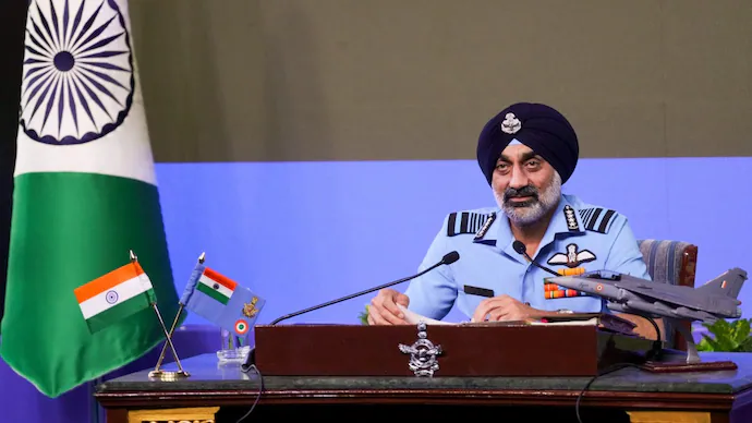 भारत ने पाकिस्तान में 300 किमी अंदर तक किया था अटैक, भारतीय वायुसेना प्रमुख ने किया खुलासा