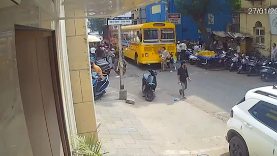 मुंबई स्कूल बस हादसा: दादी की गोद में मासूम की मौत, इलाके में आक्रोश