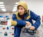 शॉपलिफ़्टिंग बढ़ने की वजहें: दुनिया भर में दुकानों से चोरी क्यों हो रही है आम?