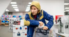 शॉपलिफ़्टिंग बढ़ने की वजहें: दुनिया भर में दुकानों से चोरी क्यों हो रही है आम?