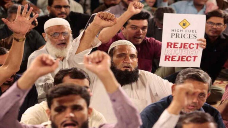 पाकिस्तान महंगाई संकट | मंत्रियों की सैलरी रुकी, पेट्रोल कीमतों में उथल-पुथल