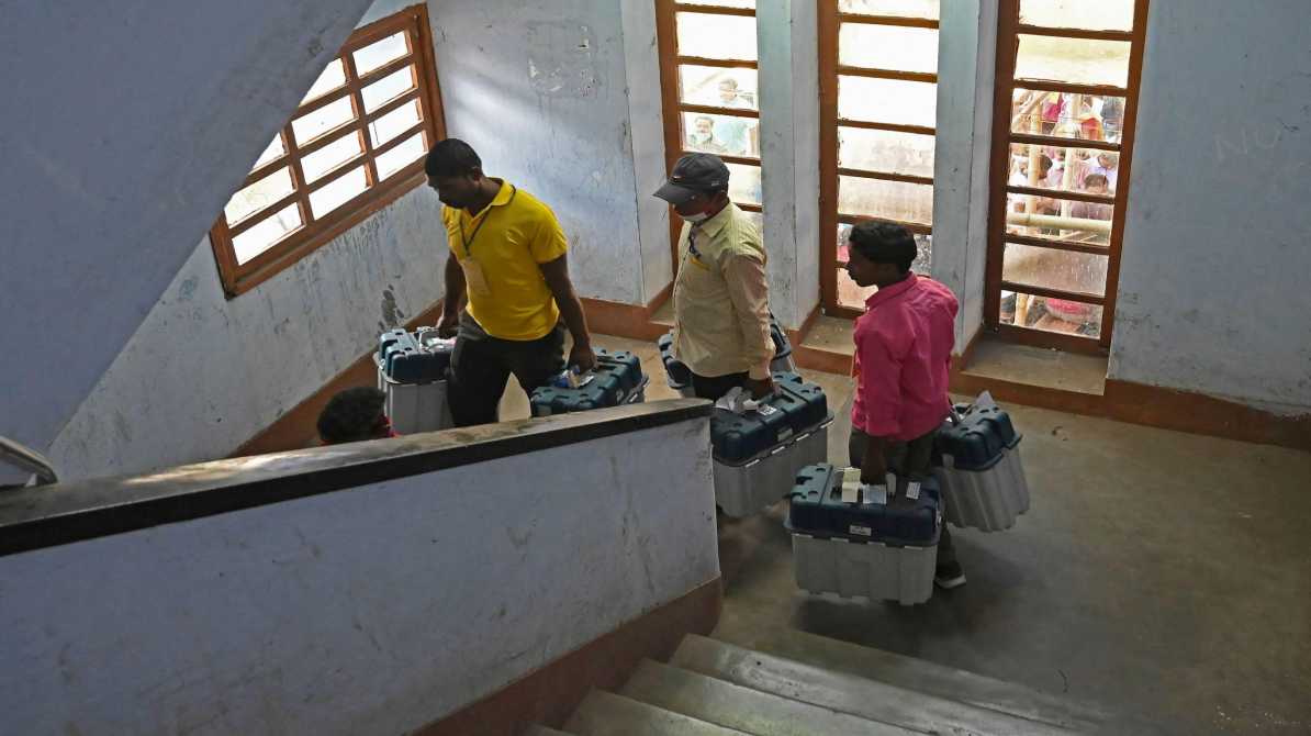 मतदान केंद्र के बाहर बड़ी संख्या में खड़े मतदाता, लोकतंत्र में भागीदारी दिखाते हुए