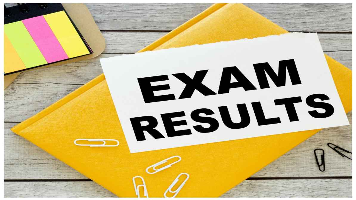छात्र लैपटॉप और मोबाइल पर MP Board Result 2026 ऑनलाइन चेक करते हुए दिखाई दे रहे हैं।