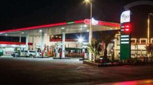 एक पेट्रोल पंप पर डिजिटल बोर्ड में पाकिस्तान पेट्रोल डीजल कीमत की नई दरें दिखती हुई