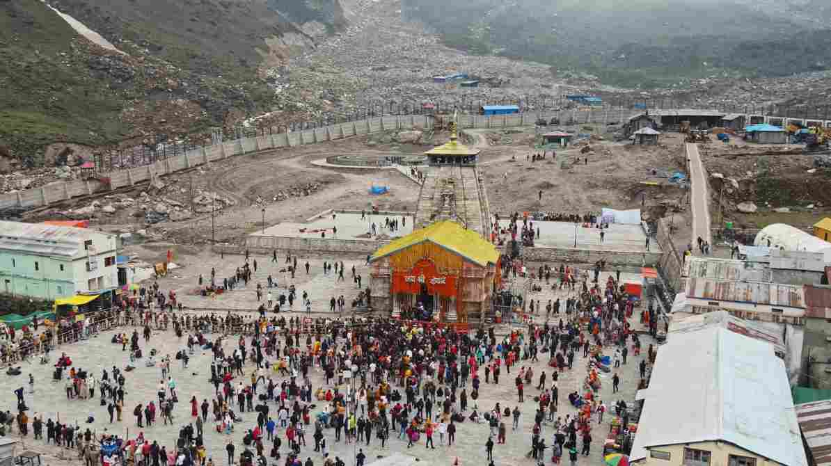 केदारनाथ यात्रा मार्ग पर लगाए गए CCTV कैमरे और ड्रोन के जरिए की जा रही सुरक्षा व्यवस्था का दृश्य