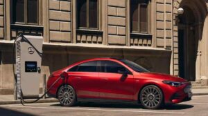 यह इमेज Mercedes CLA EV भारत के एक्सटीरियर और इंटीरियर डिजाइन को दिखाती है, जिसमें प्रीमियम लुक और इलेक्ट्रिक टेक्नोलॉजी दिखाई देती है।