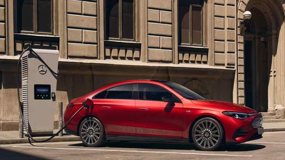 यह इमेज Mercedes CLA EV भारत के एक्सटीरियर और इंटीरियर डिजाइन को दिखाती है, जिसमें प्रीमियम लुक और इलेक्ट्रिक टेक्नोलॉजी दिखाई देती है।