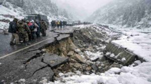 सिक्किम के पहाड़ी क्षेत्र में भारी बर्फबारी और लैंडस्लाइड के कारण सड़क क्षतिग्रस्त, रेस्क्यू जारी
